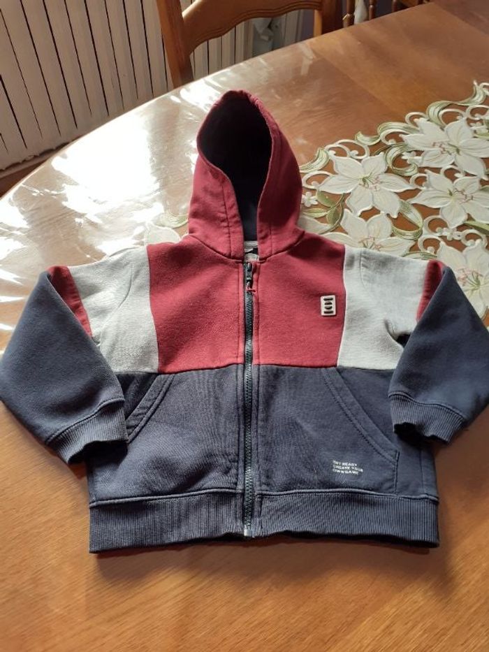 Sweat zippé à capuche