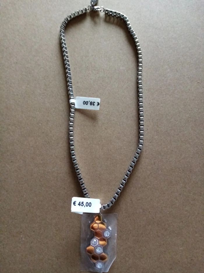 Collier et pendentif alveoles magnétiques