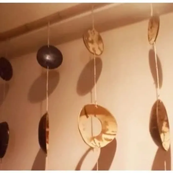 Décoration murale à base de coupelle de noix de coco. -