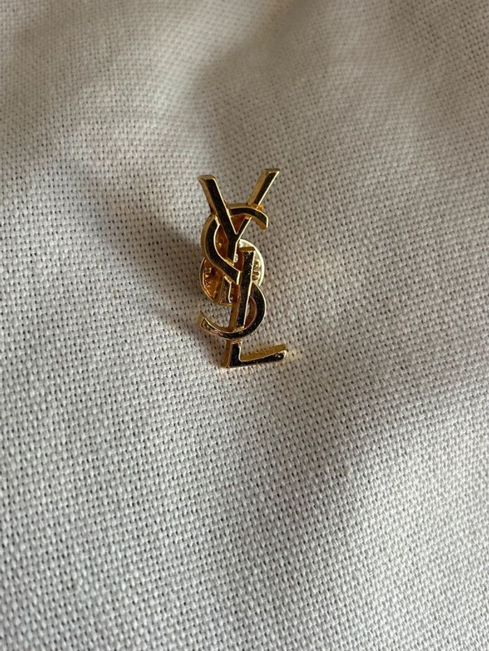 Broche pin’s Yves Saint Laurent - photo numéro 2
