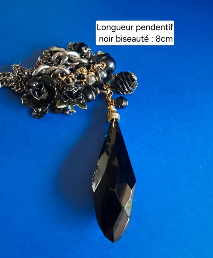 Collier long NEUF avec chaine argentée et breloques - photo numéro 2