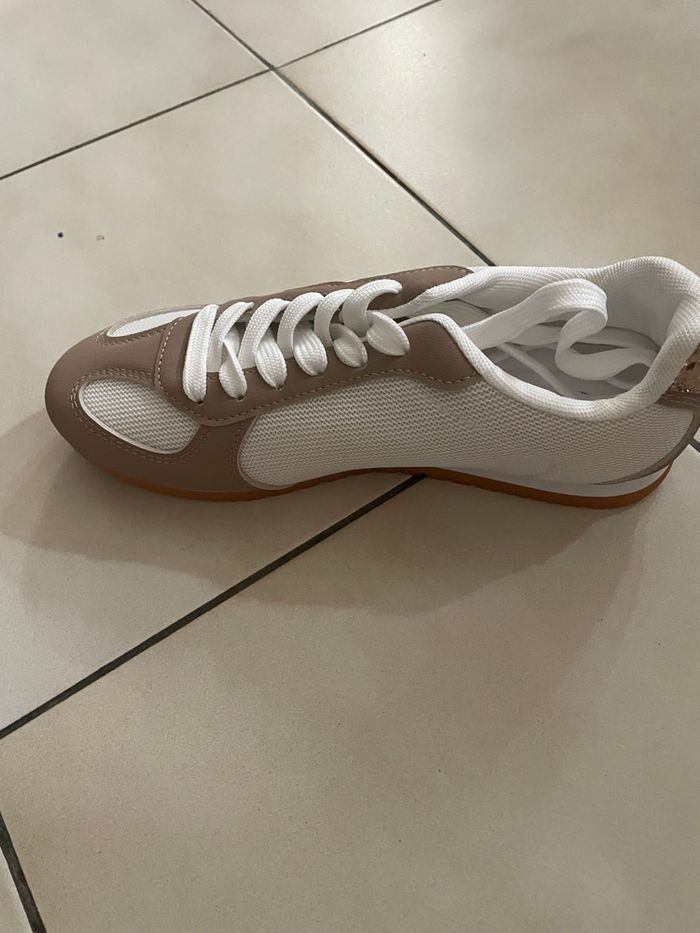 Magnifiques Sneackers  blanc marron glacé et finitions dorées très classes