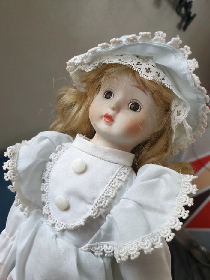 Poupée en porcelaine - photo numéro 3
