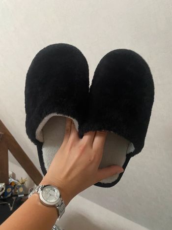 Paire de chaussons, noires et gris tout doux