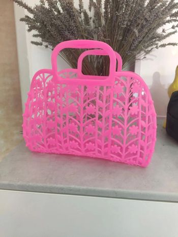 Panier rose fluo en plastique épais
