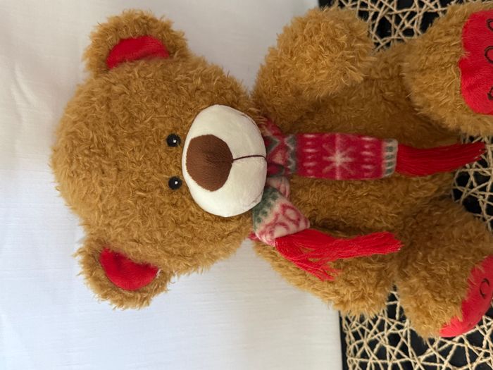 Ours assis couleur caramel avec echarpe polaire peluche doudou 3pagen 32cm - photo numéro 6