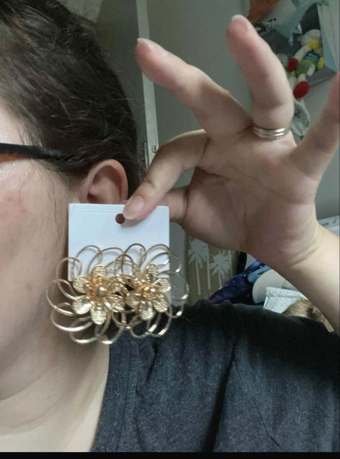 Boucles d’oreilles NEUVES avec étiquette pour femme forme de fleurs 🌼 couleur doré - photo numéro 2