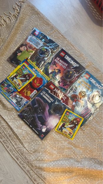 Lot de 5 magazines Lego avec figurines 