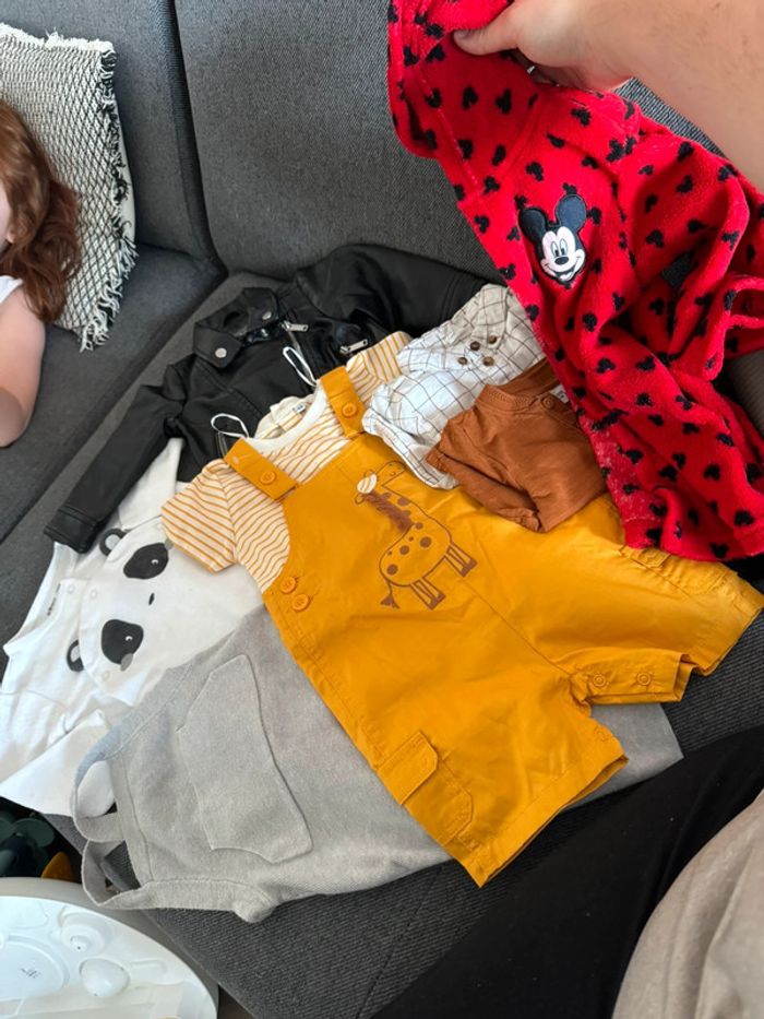 Lot de 8 vêtements 12mois
