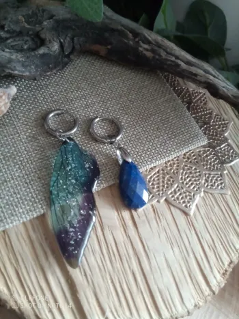 Boucles d'oreilles bohèmes asymétriques ailes et pierre de lapis lazuli
