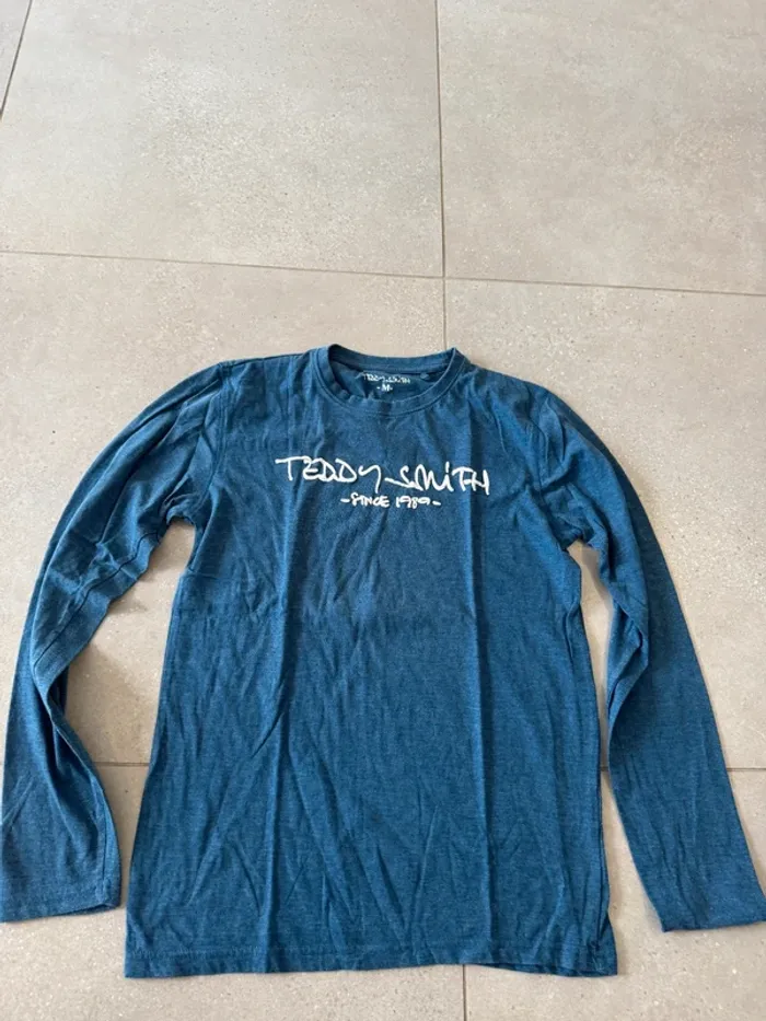 T-shirt à manches longues Teddy Smith taille M, bon état mais il y a quelques peluches
