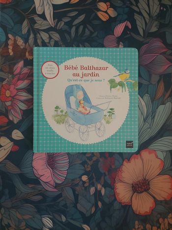 Bébé Balthazar au jardin - qu'est ce que je sens ?