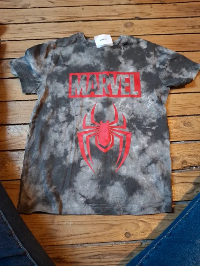 Tshirt marvel taille 7/8 ans