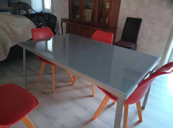 Table 140x85x72cm en verre trempée grise