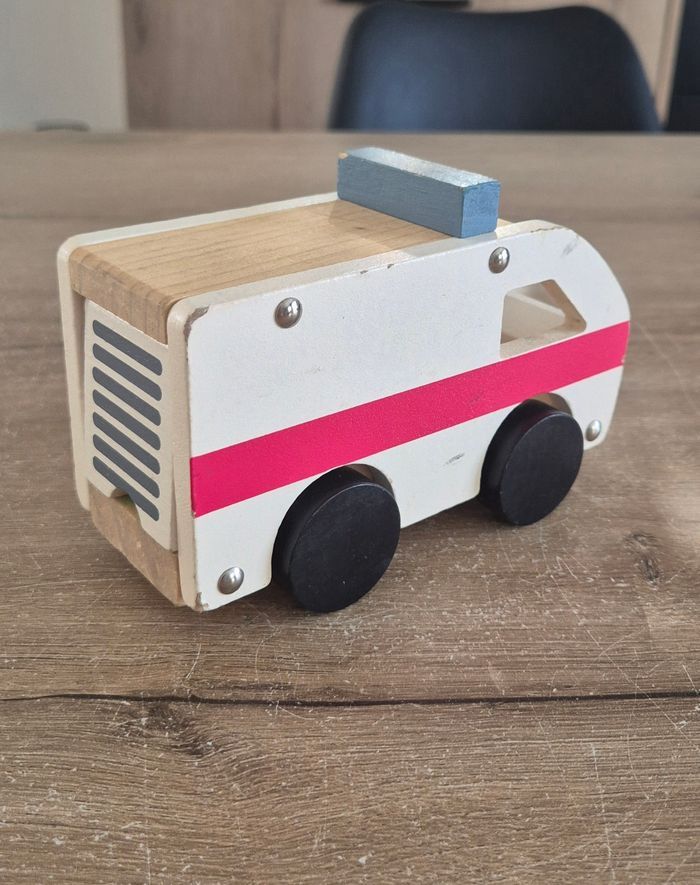 Voiture d'ambulance en bois - photo numéro 4