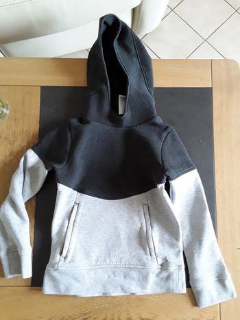 Sweat à capuche.