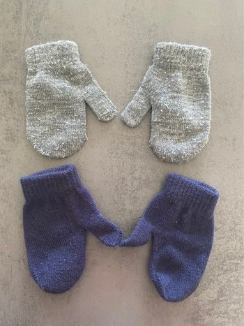 Lot de deux paires de moufles marine et grises Kiabi taille 3/6 ans
