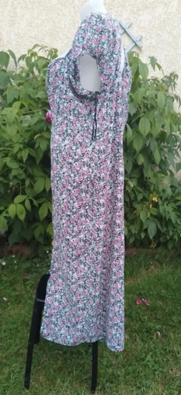 robe fleuries avec une échancrure sur un cote devant taille 54 Bella Diva neuve - polyester - photo numéro 3