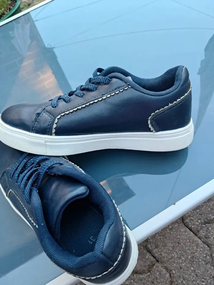 Belles baskets 👟 bleu marine avec liseré brillant en surpiqures, lacets elastiqués - T31 - La Halle - photo numéro 2