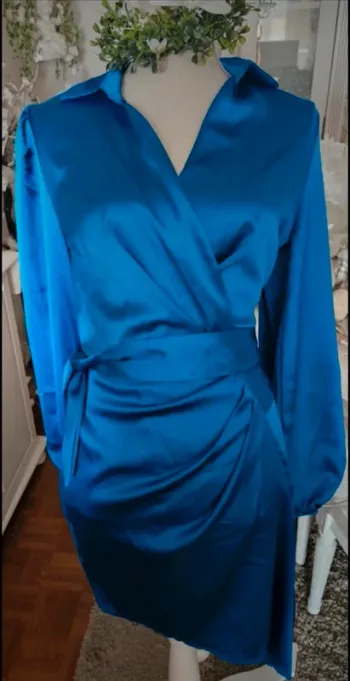 Robe porte feuille  bleu satinée L & S Taille 38 Neuve