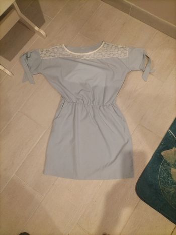 Jolie robe courte femme taille S grise avec effet dentelle