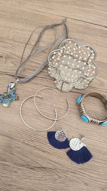 Lot bijoux argentés et bleus avec boîte à bijoux