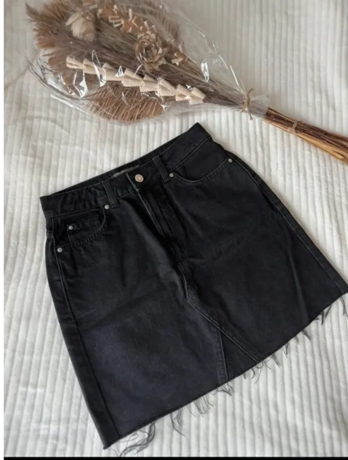 Mini-jupe en jean noir - effet délavé vintage