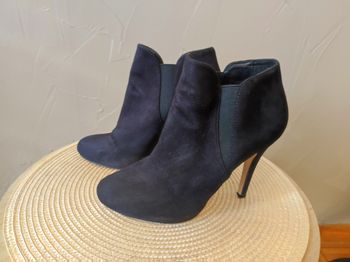 Bottines noires à talon aiguille en daim San Marina P38