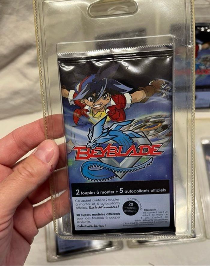 7 blisters Beyblade Sachets de 2 Mini toupies 5 Stickers - photo numéro 3