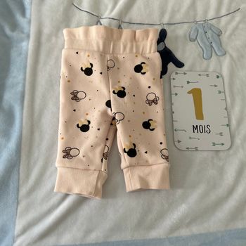 Pantalon  rose Disney 1 mois en tres bon état