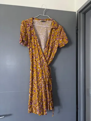 Robe jaune à motif Lefties