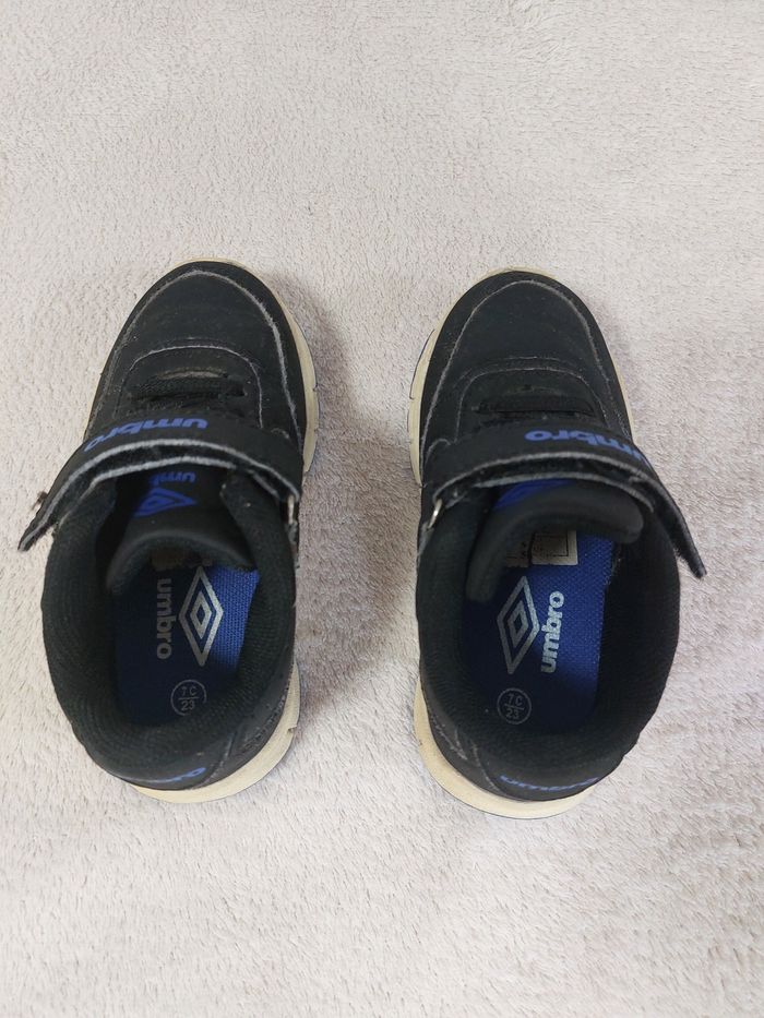 Basket Umbro noir et bleu 23 - photo numéro 4