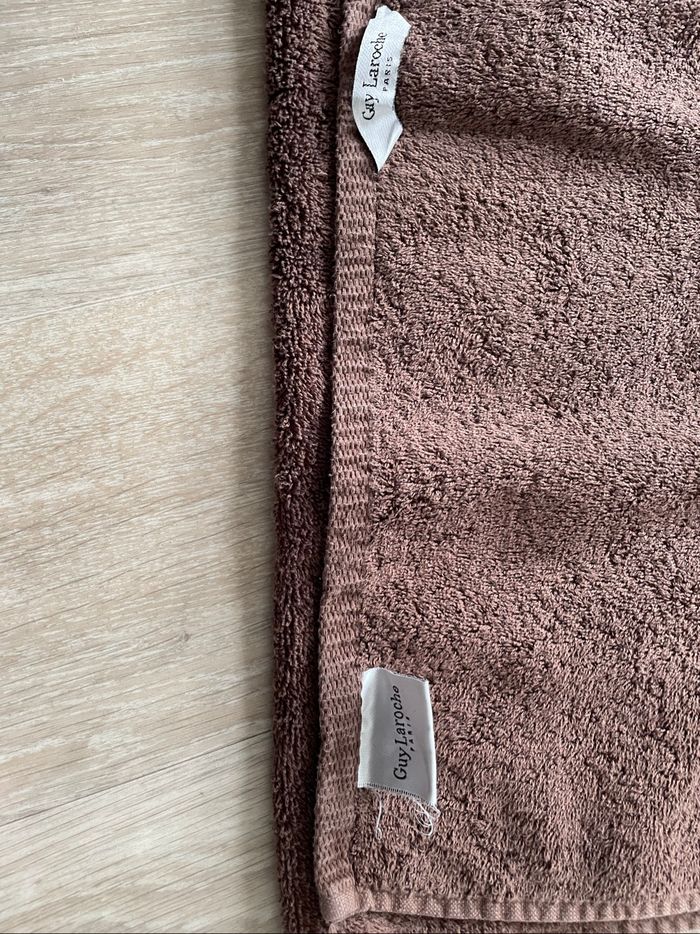 Drap de bain chocolat Guy Laroche excellent état lavé et repassé utilisé 1 fois comme neuve largeur 66 cm longueur 129 cm - photo numéro 3
