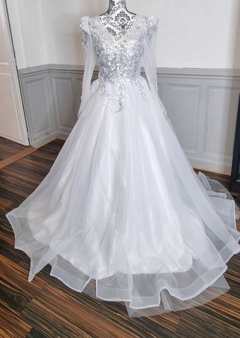 robe de mariee princesse avec traine buste avec sequins argenté manche épaules bouffantes taille 38