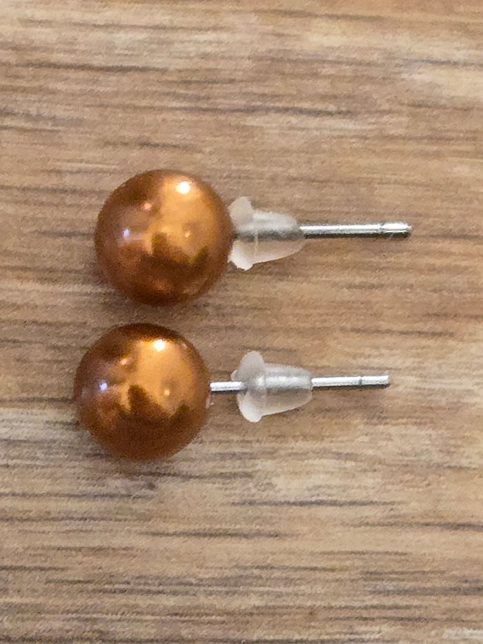 Boucles d'oreilles perles nacrées marrons - photo numéro 2