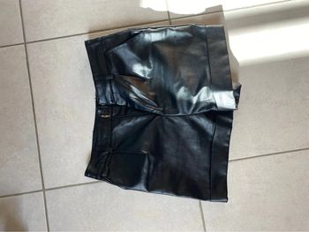 Short en similicuir noir