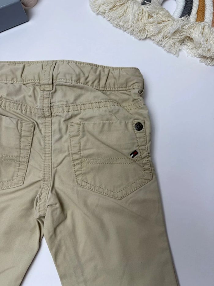 Pantalon Tommy Hilfiger bébé garçon beige 6-9 mois beige coupe regular parfait état - photo numéro 4