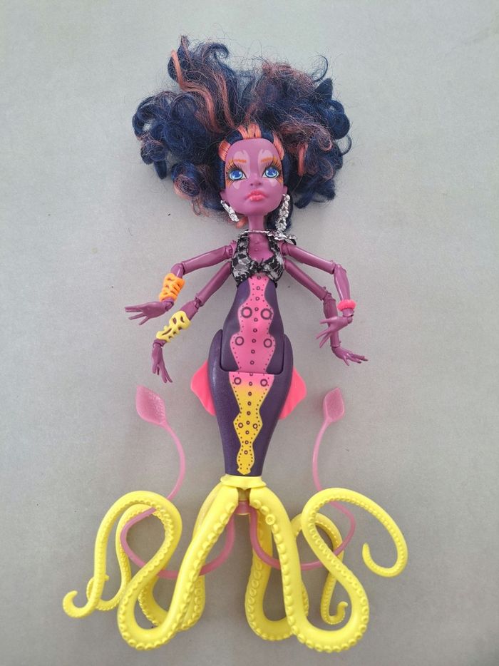 Lot 9 poupées monster high et supports - photo numéro 10