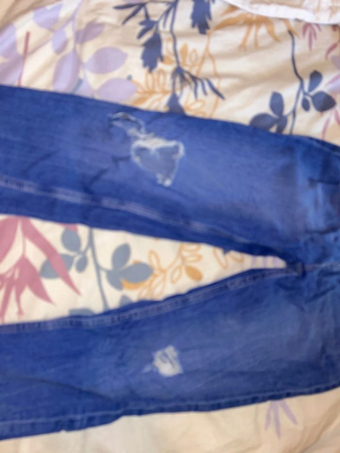 Jean troué c&a - photo numéro 2