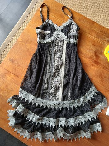 Robe noire et blanche 