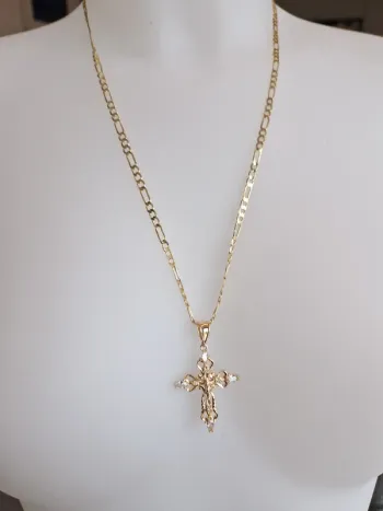 Collier fantaisie doré pendentif croix à strass