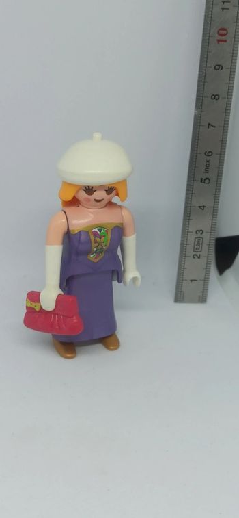 Femme robe violette et sac à main playmobil