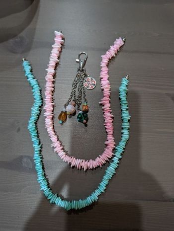 Lot 2 collier cailloux rose et vert et 1 porte clés