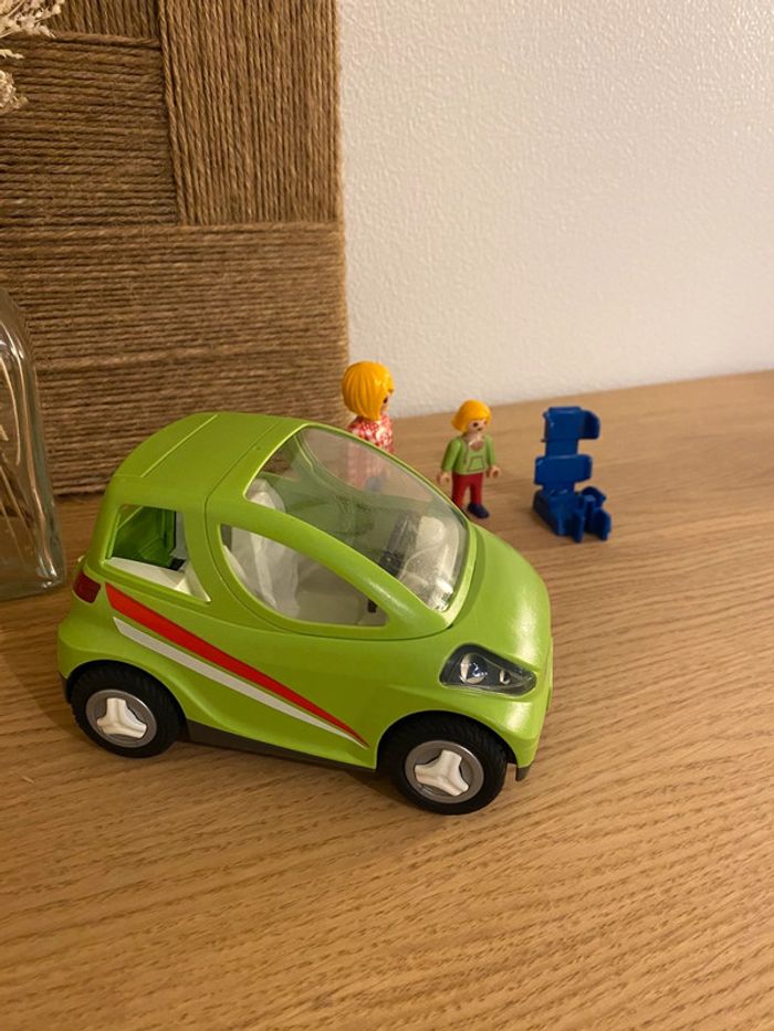 Petite voiture verte + personnages Playmobil - photo numéro 2
