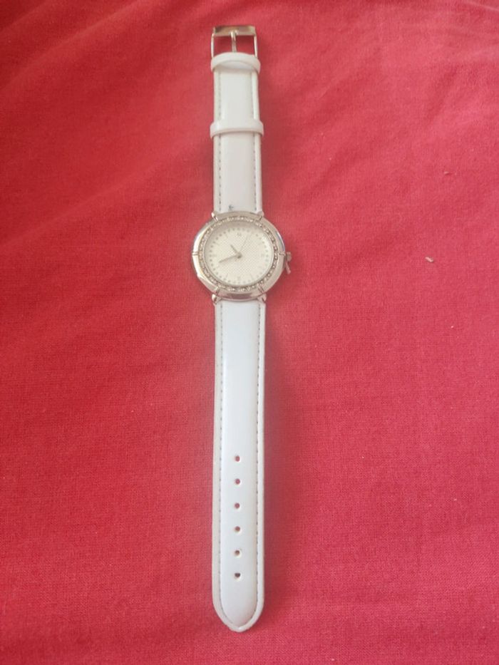 Montre blanche avon