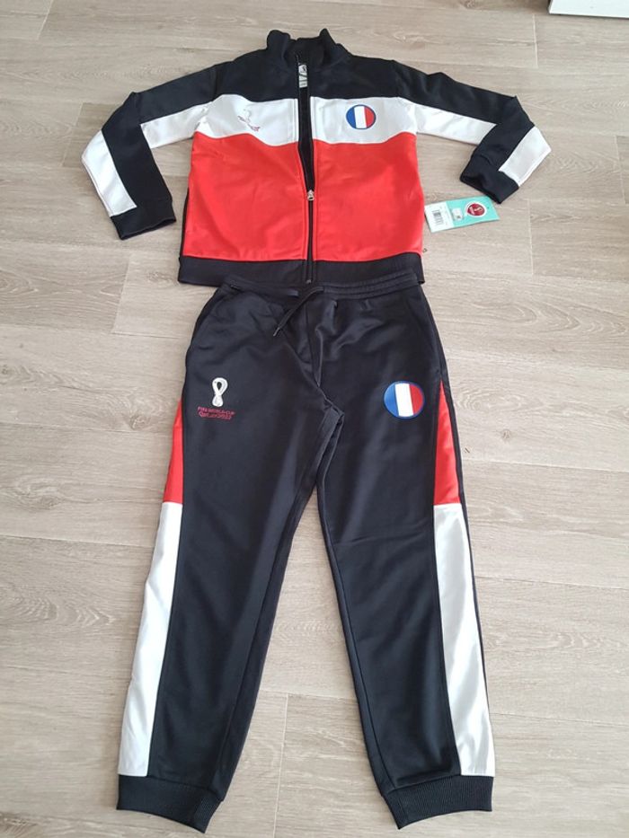 Ensemble survêtement de sport taille 8 ans neuf