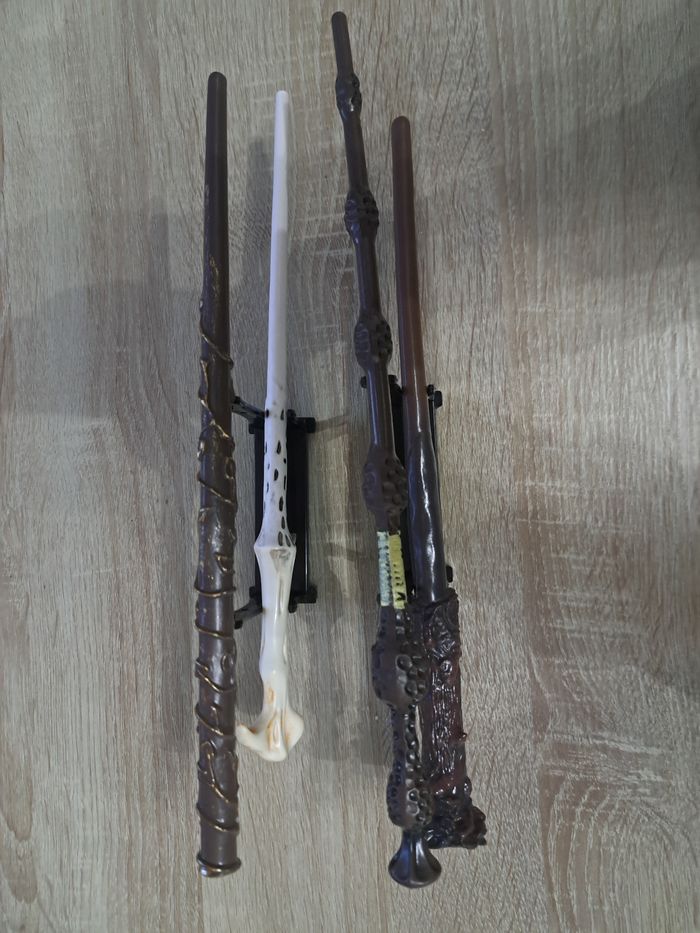 Lot de 4 baguettes Harry Potter vendu avec supports - photo numéro 3