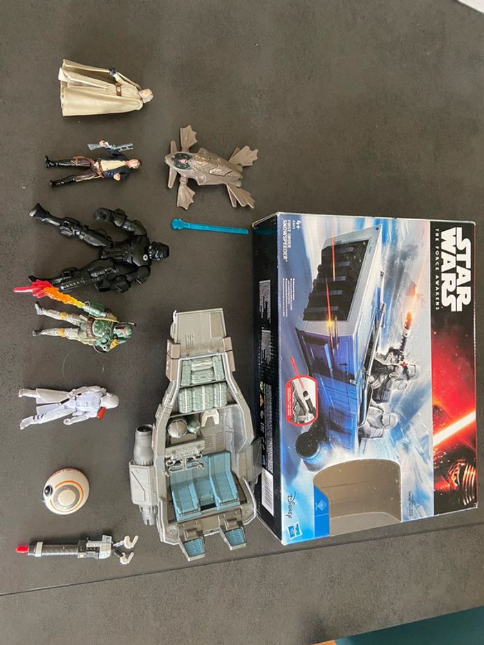 Vaisseau Star Wars et personnages.