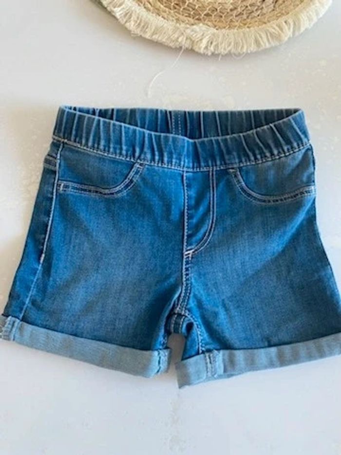 Très joli short en jeans avec ceinture elastahnne marque H&M taille 3/4ans