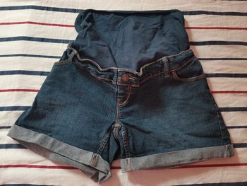 Short en jean avec bandeau grossesse intégré
